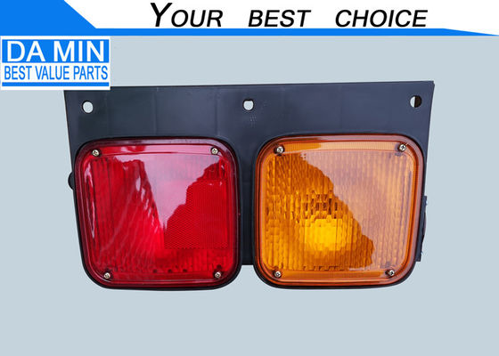 Lampu Belakang Dua Warna Truk Berat Jepang Nissan UD Model Sisi Lebar Memiliki Lensa Merah Lingkaran Kecil
